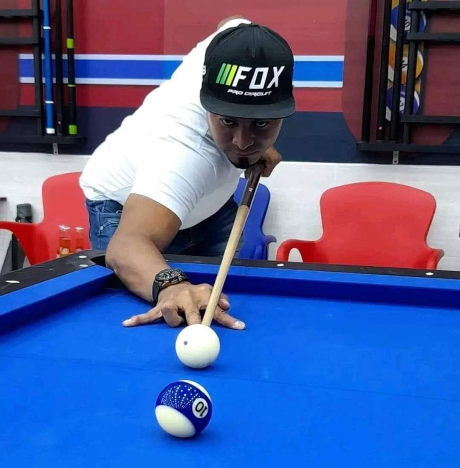 ”Arete”, contaba con una gran trayectoria en el juego del billar, tal es, que era considerado una de las estrellas más brillantes en este juego de América Latina, tenía varias medallas.