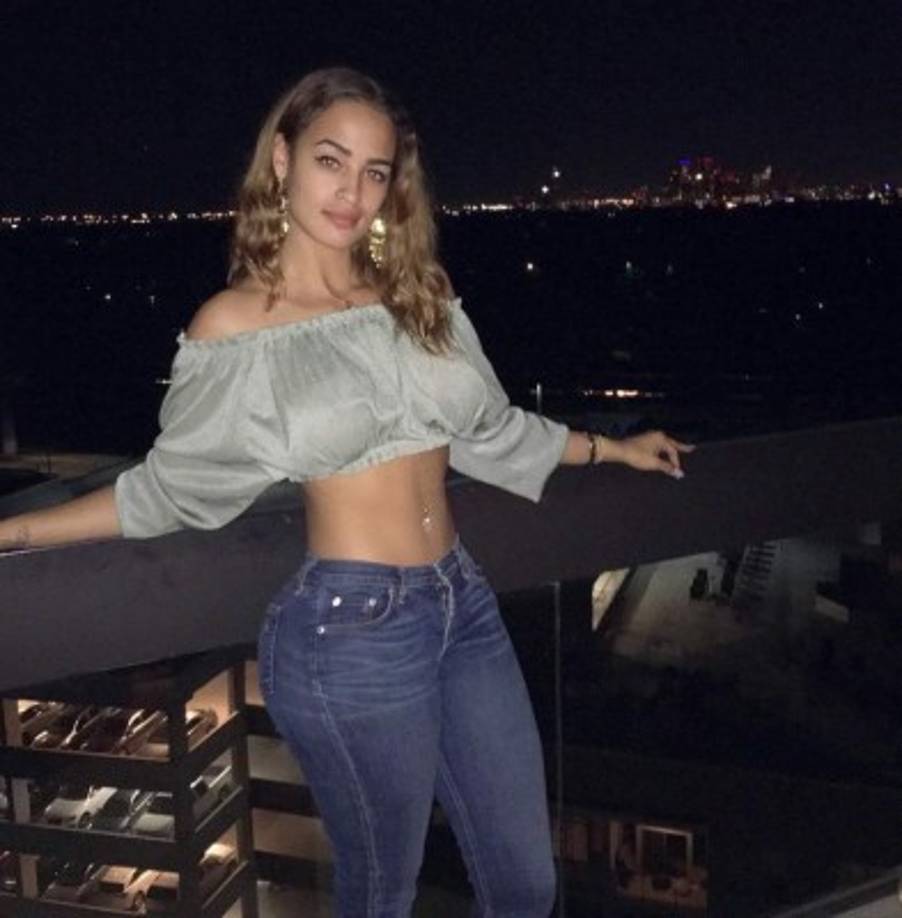 Ellos se conocieron en 2015, cuando Hamilton la contactó por Instagram y le pagó un vuelo desde su casa de Houston, Texas, hacia Barbados, en donde se encontraba con otro grupo de chicas.