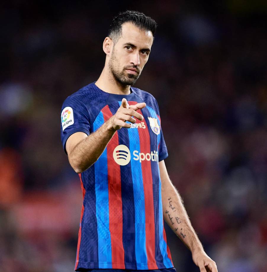 Sergio Busquets parece tener decidido poner punto final a su etapa en el Barcelona y comenzar una nueva aventura deportiva fuera de las grandes ligas europeas, teniendo sobre la mesa, según desvela el diario Sport una importante oferta económica para jugar en Arabia Saudita, y más concretamente en el Al-Nassr de cara a la próxima temporada. El Inter Miami de Beckham también lo quiere.