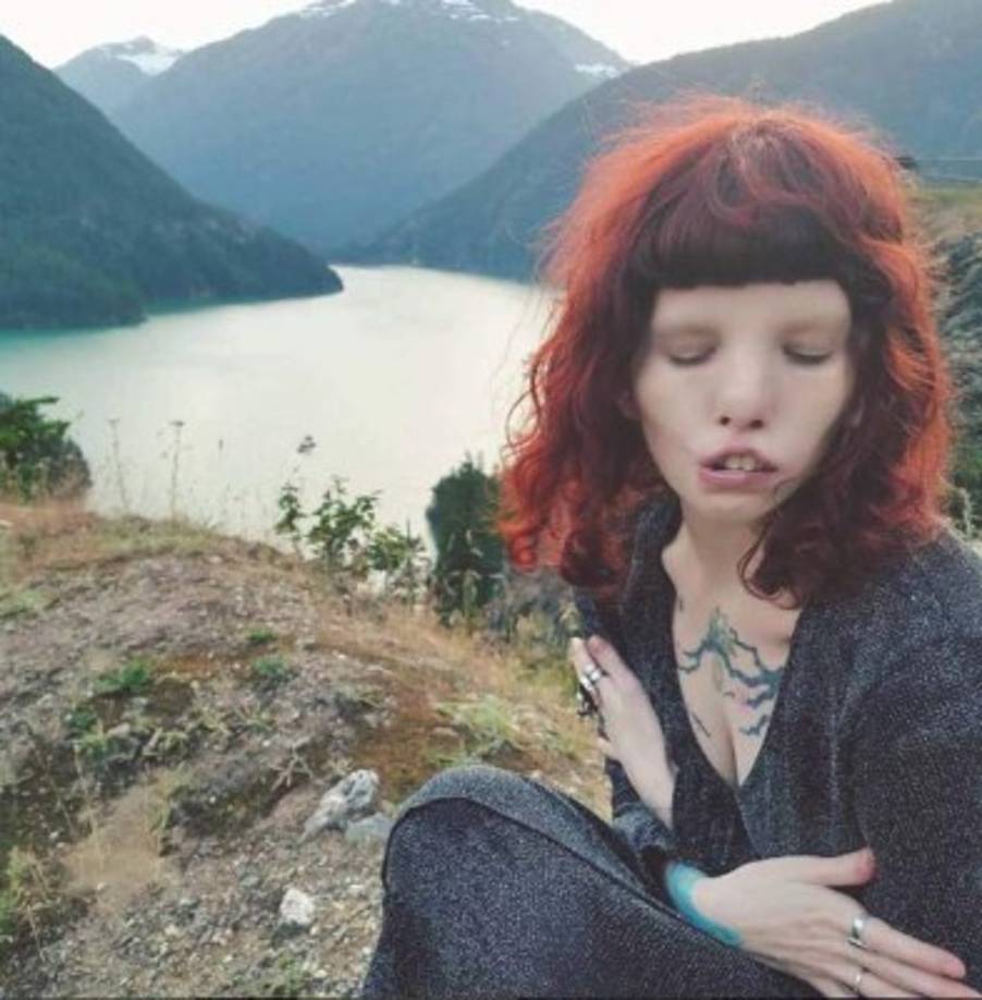 Caitin admite que nunca pensó que se había convertido en parte de la industria. 'Siempre admiré desde lejos y mientras tanto traté de recrear mis propias expresiones a través de la moda, la fotografía y el arte. Esta colaboración ha sido el torbellino más hermoso de mi vida'.