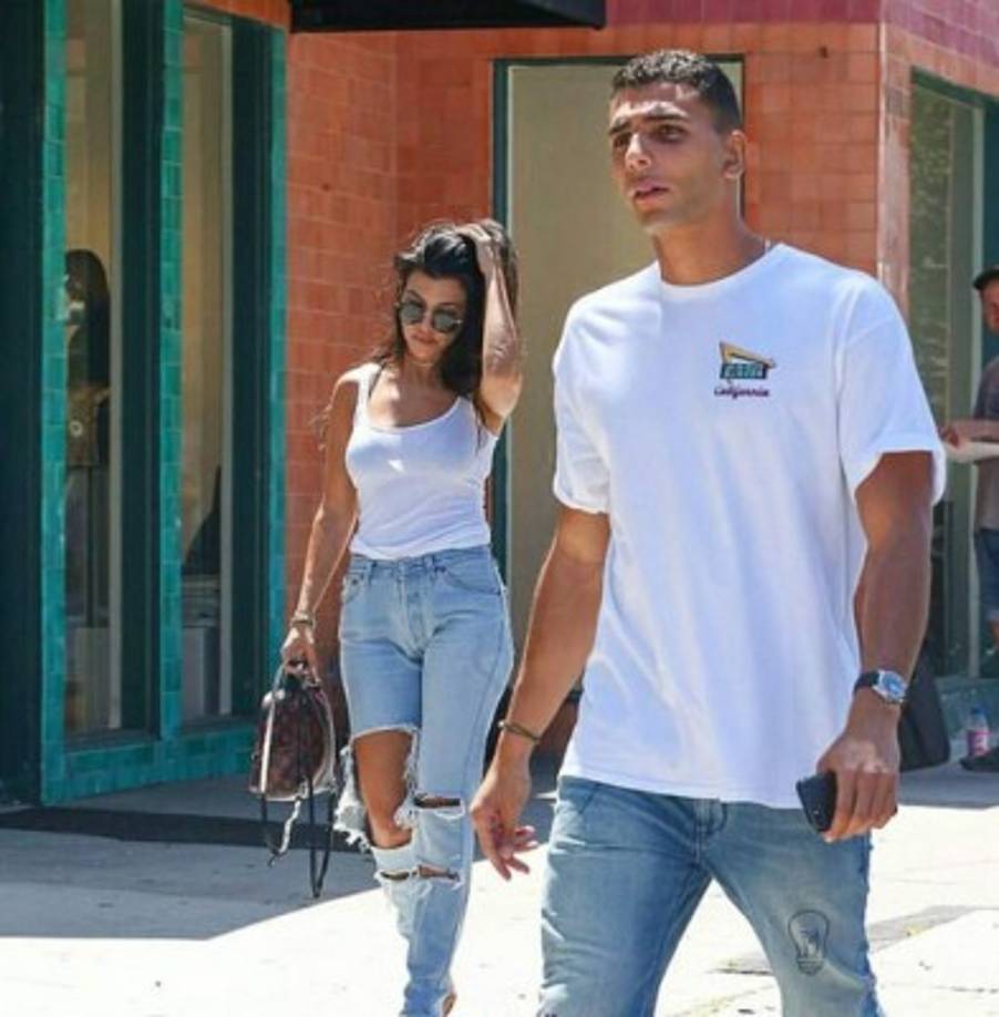 Los medios ya están hablando de una supuesta relación entre Kourtney Kardashian y Younes Bendjima, un jovencito de 23 años. Algunos aseguran que se están conociendo y que tienen una semana de salir juntos, ellos se divierten y ella cada vez que puede estar sin sus hijos le dedica tiempo. <br/>
