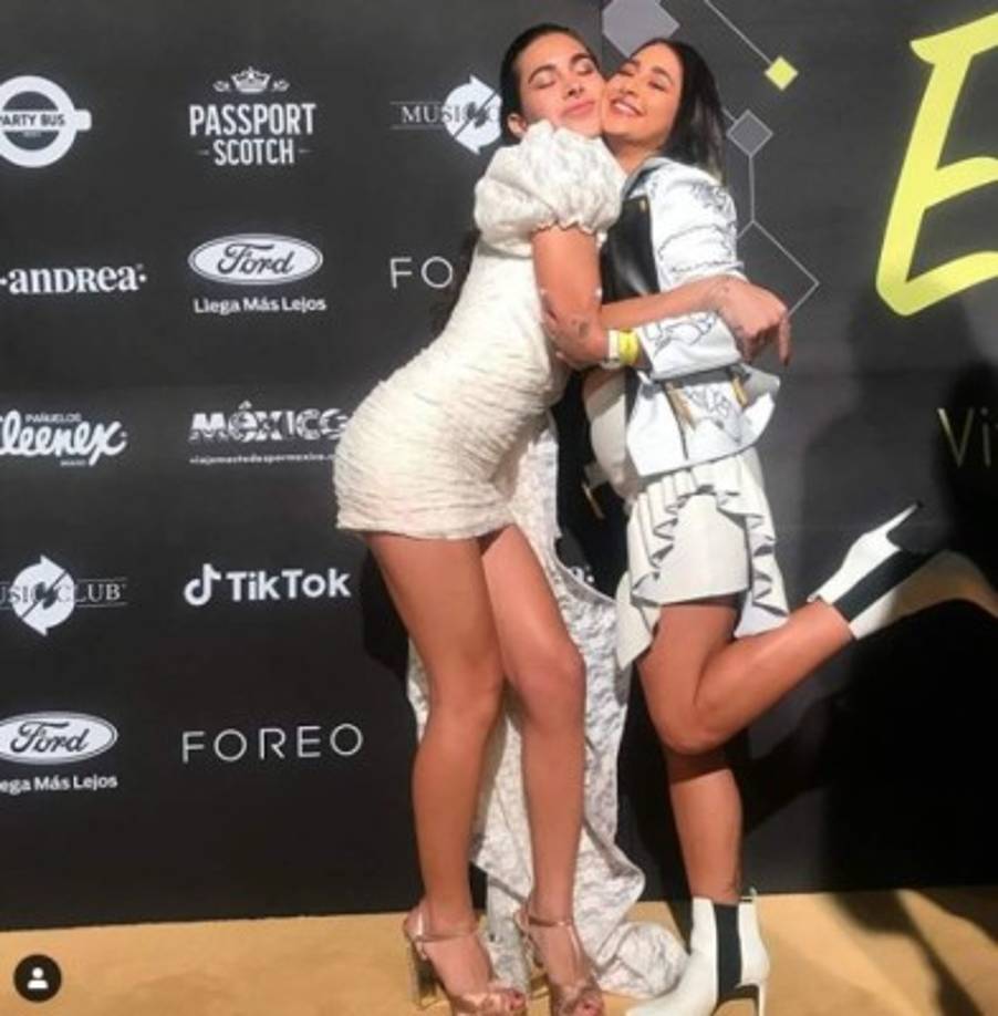 Ambas son muy unidas y en redes sociales continuamente se dedican emotivos mensajes de lo importante que son la una para la otra.