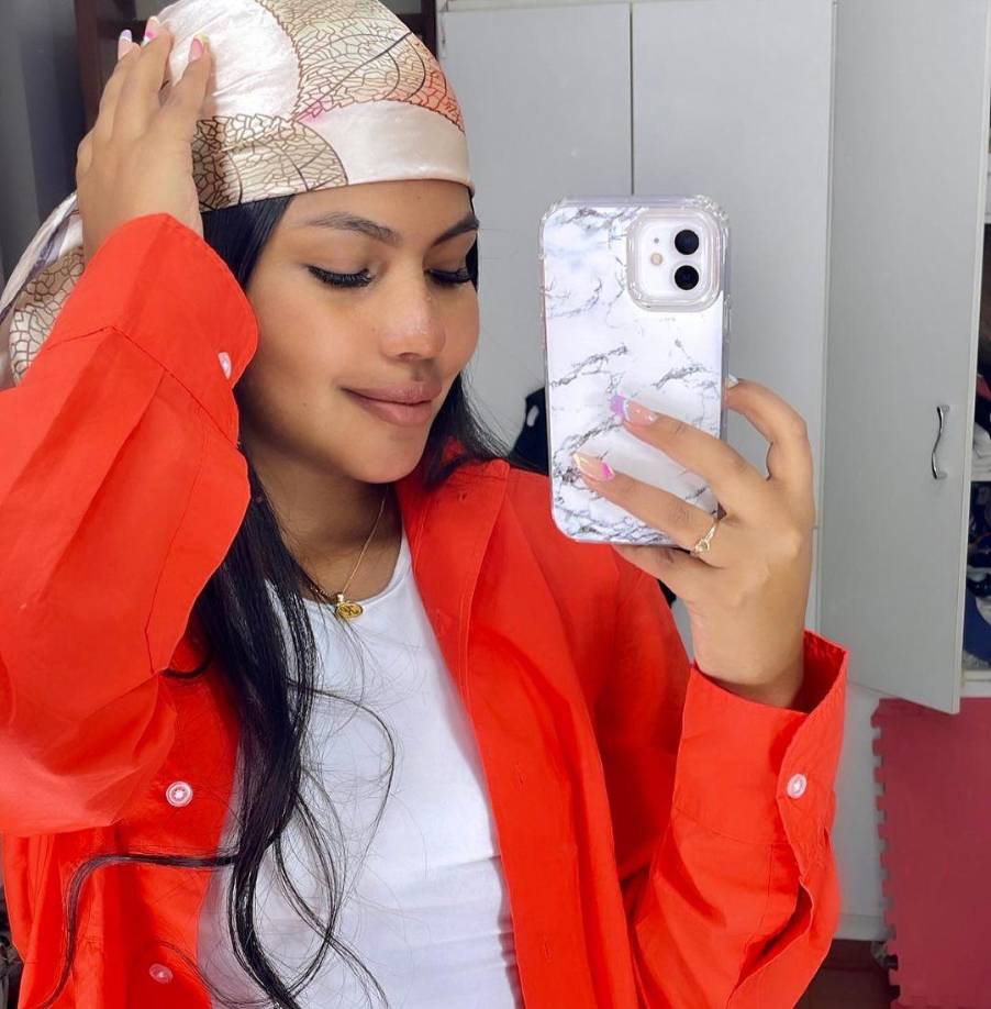 Según el relato de testigos, un sujeto armado se aproximó a Haytana Tello Aburto cuando ella se iba a subir a un auto y el encapuchados le disparó cinco veces.