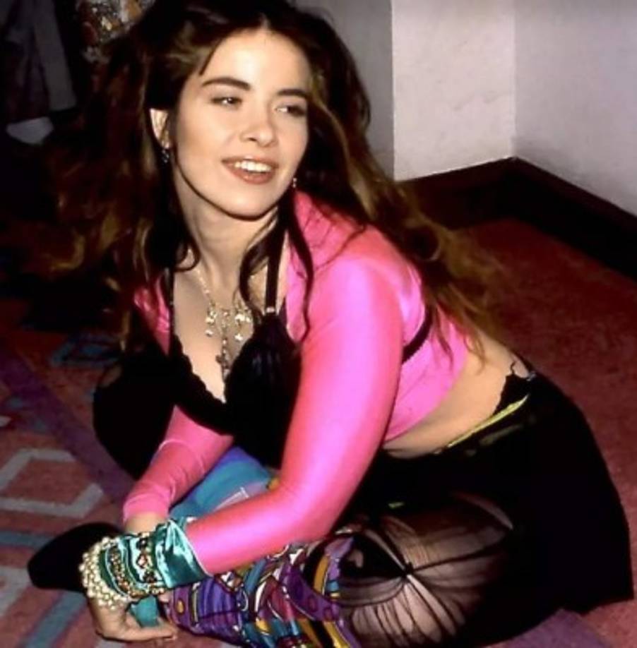 Nació en Monterrey, Nuevo León y vivió durante su infancia en Ciudad Victoria, Tamaulipas.