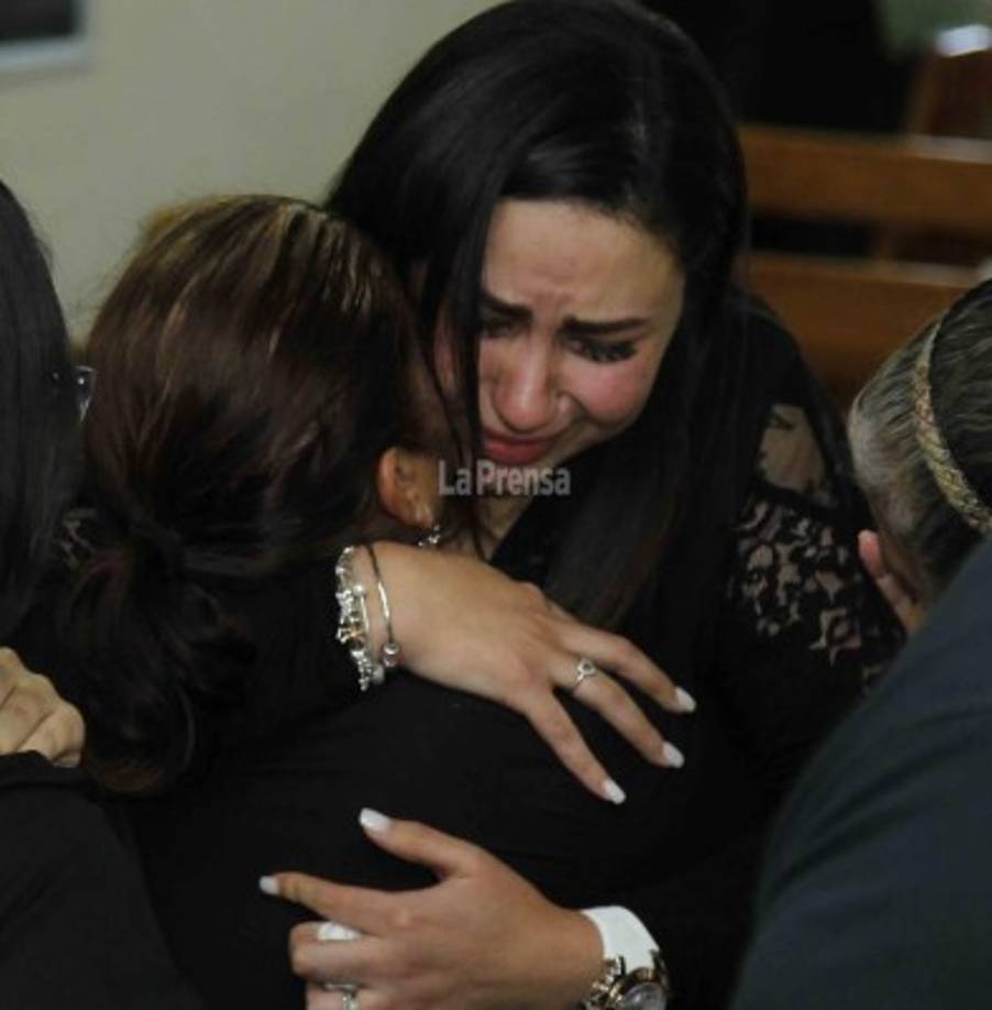 Fabiola Bonilla, esposa del futbolista, mientras era consolada. Estuvo 9 años con Juan Carlos García.