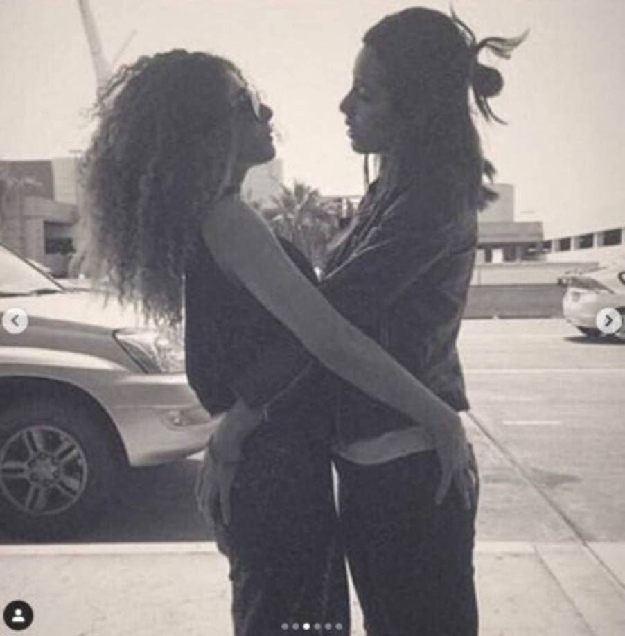 'GA B R I E L A : . Hermana, me has dado tanta felicidad, tantas carcajadas de esas que me duele la panza. Eres la amiga con la que quiero envejecer bailando y seguirnos encontramos en las siguientes vidas. Gracias por ser mi incondicional, literal en las buenas y en las malísimas. Prepárate porque twenty twenty es tuyo! Así que Bitch Don’t Kill my Vibe porque @gabrielamarcosp anda de cumple! TE AMO', escribió Esmeralda en su publicación.<br/><br/>