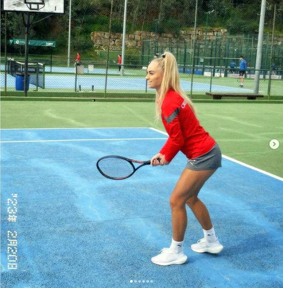 La futbolista ha dejado atrás a Federer, el ex tenista que no solo es una celebridad en su país, sino en todo el mundo, y acumula 11,2 millones de followers en Instagram. Una cifra que sorprendentemente fue superada por Alisha Lehmann, muy conocida tras ser novia primero de otra jugadora y luego de una estrella masculina del Aston Villa.