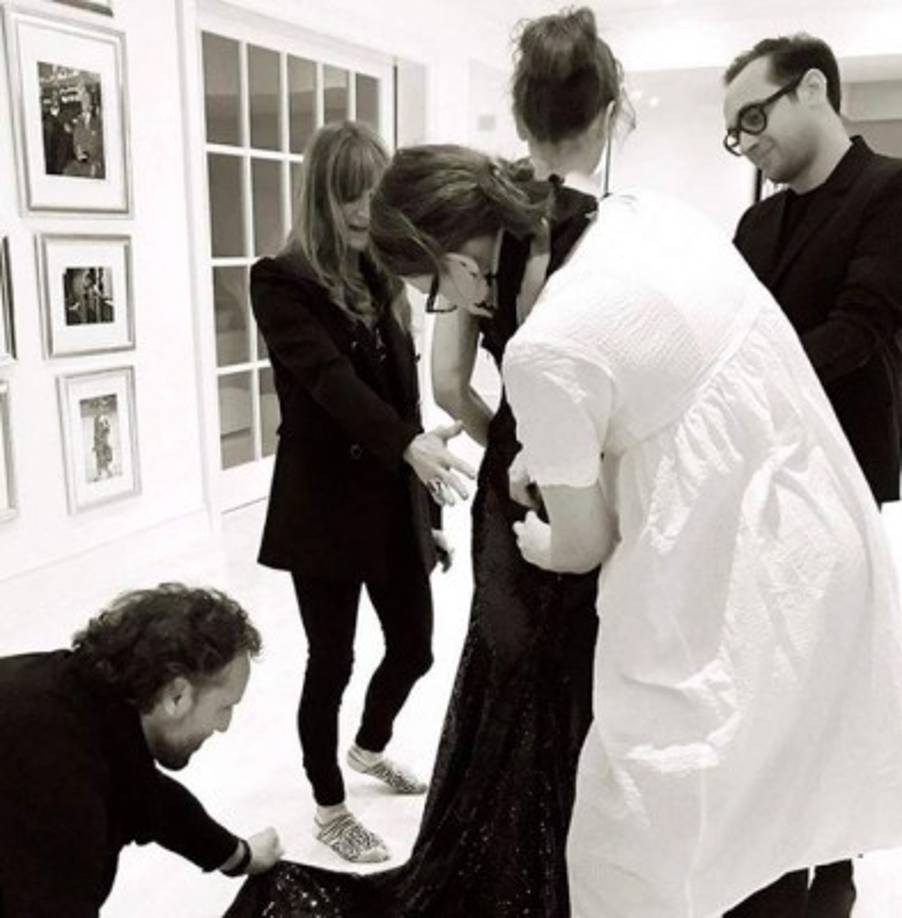 Sus compromisos ya no son solo las premiaciones del mundo de la pantalla chica, sino que ahora acompaña a su marido a importantes galas, por lo que tiene a todo un equipo que la viste y arregla.