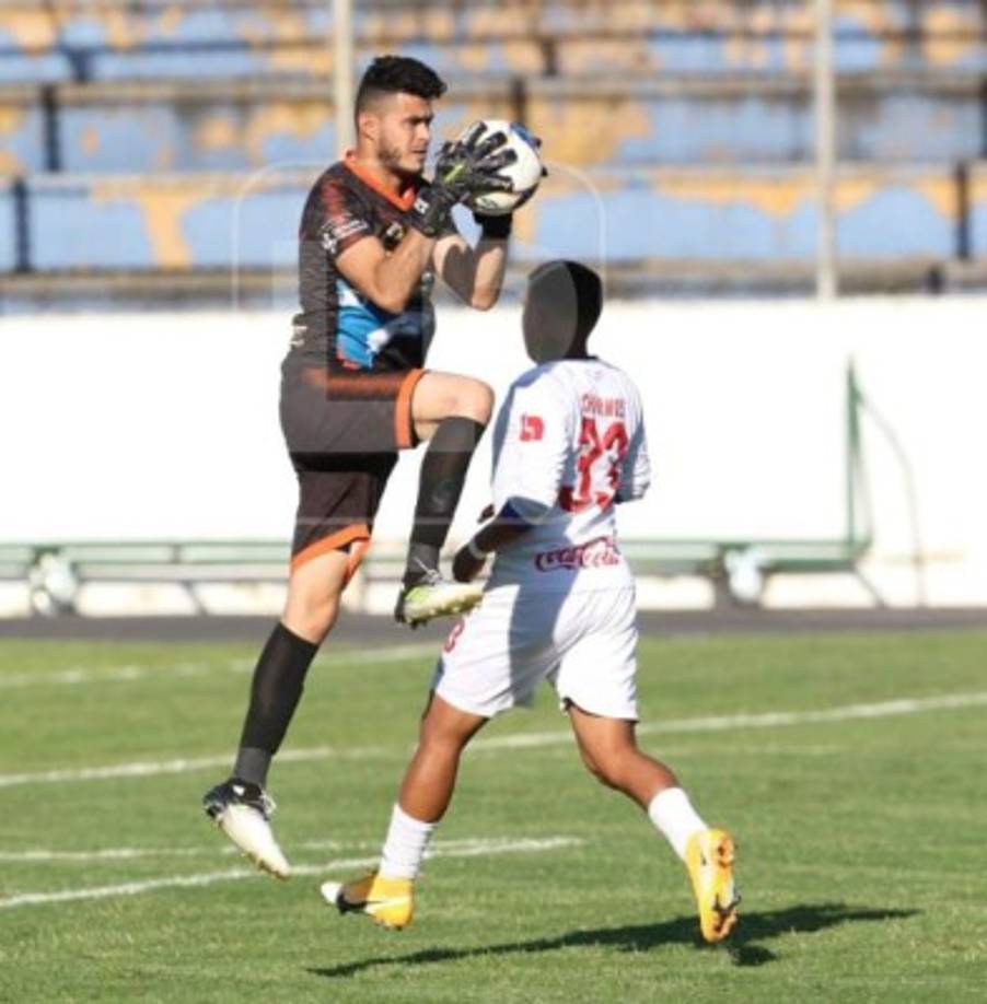 El portero Celio Valladares fue la figura de la UPN ya que frenó varias llegadas del Olimpia.
