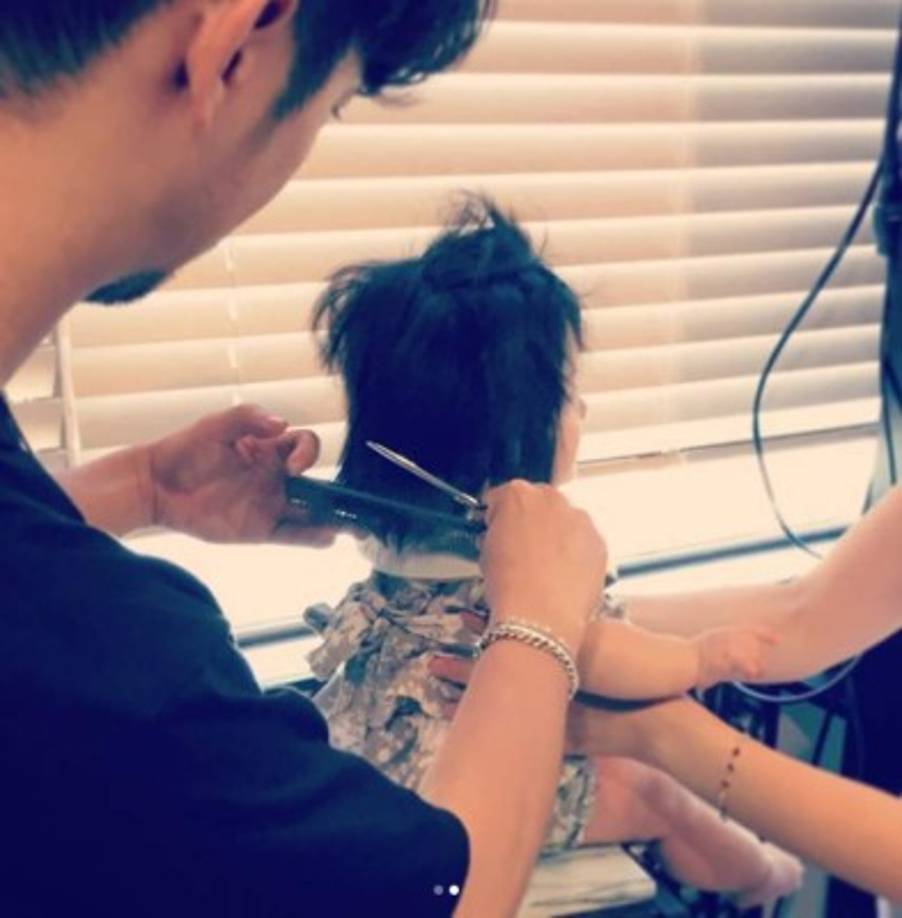 La pequeña bebé ya visita el salón de belleza con frecuencia.