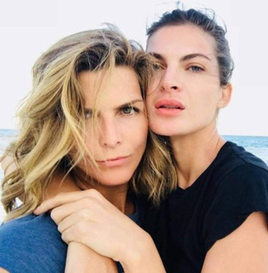 En medio de una escapada a la Playa del Carmen, la pareja decidió llevar a la red social un épico y romántico beso que se dieron mientras cenaban.