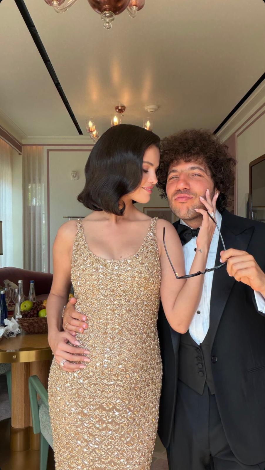 Selena Gómez luce espectacular vestido en la boda de Taylor Swift