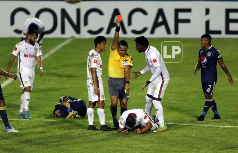 El árbitro salvadoreño Iván Bartón le muestra la tarjeta roja a ‘Patón‘ Mejía.