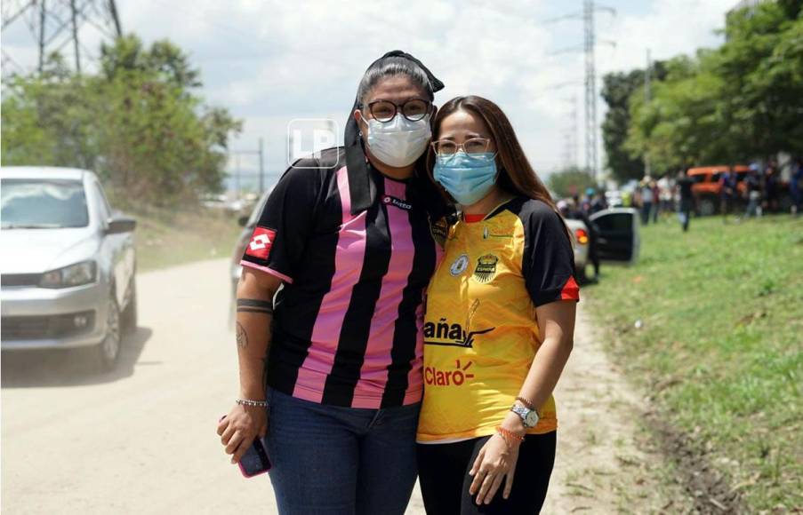 Dos lindas aficionadas de corazón del Rael España en las afueras del estadio Olímpico.