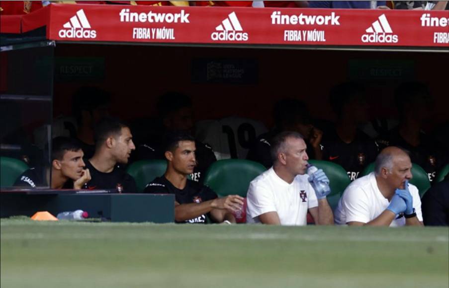 El delantero portugués empezó el partido en el banco de suplentes y estuvo muy atento a todo.