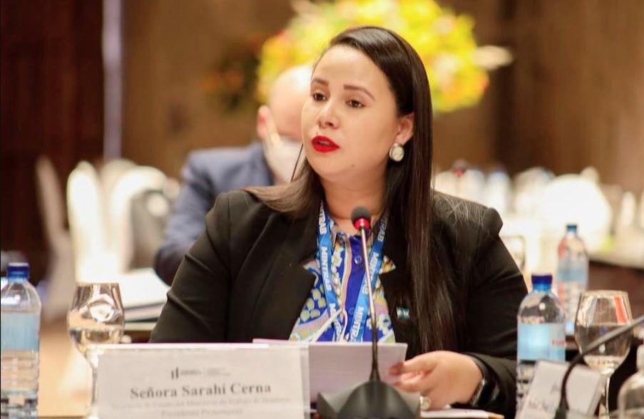 Xiomara Castro juramenta a Sarahí Cerna como nueva secretaria de la Presidencia