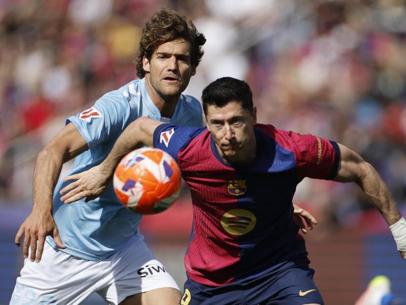El delantero del FC Barcelona Robert Lewandowski (d) y el defensa del Celta de Vigo, MArcos Alonso (i) durante el partido de la jornada 32 de LaLiga EA Sports que FC Barcelona y Celta de Vigo disputan este sábado en el estadio olímpico Lluís Companys en Barcelona. EFE/ Alberto Estevez