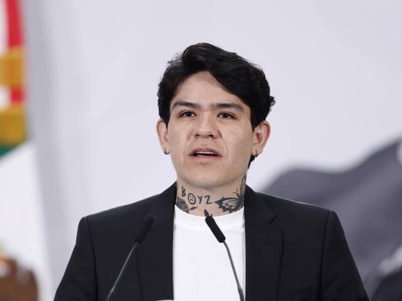 El cantante mexicano Junior H, habla durante una rueda de prensa este lunes en el Palacio Nacional de la Ciudad de México (México).
