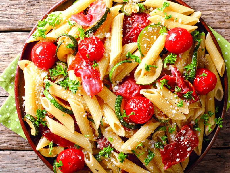 Penne: Su estructura permite que cada pieza se impregne de aderezos y vinagretas, convirtiéndolo en un vehículo ideal para sabores.