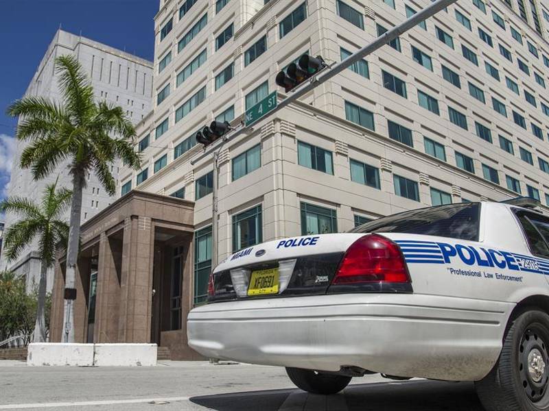 Una niña de cinco años murió al caer a un embalse el automóvil en el que viajaba junto a una mujer que era perseguida por la policía como sospechosa de un secuestro.