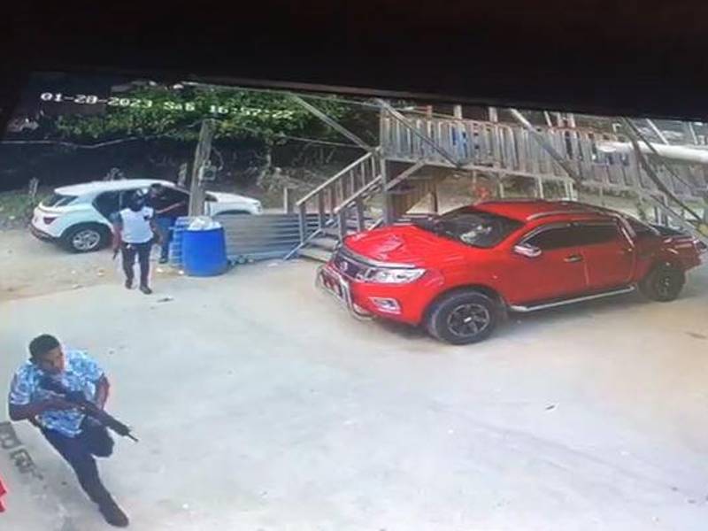 Un cámara de seguridad instalada en el lugar registró el enfrentamiento entre agentes antinarcóticos y policías preventivos.