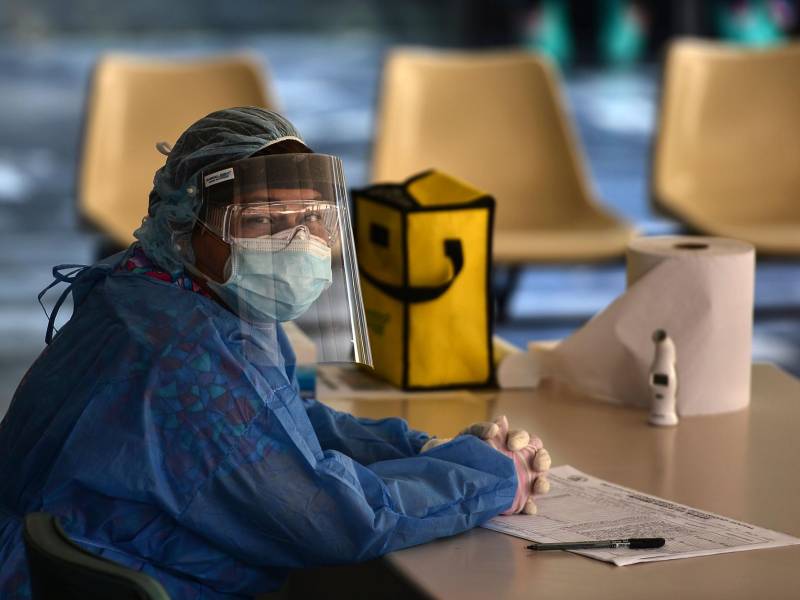 Una enfermera lleva mascarilla y careta contra la propagación del nuevo coronavirus en el Instituto Hondureño de Seguridad en Tegucigalpa.