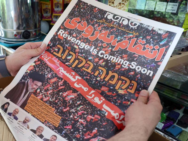 Un hombre lee la portada de un diario iraní que muestra imágenes del funeral del ayatolá Alí Jameneí y una fotografía del líder supremo de Irán, el ayatolá Mojtaba Jameneí, con el titular La venganza llegará pronto, 12 de julio de 2026. EFE/EPA/ABEDIN TAHERKENAREH