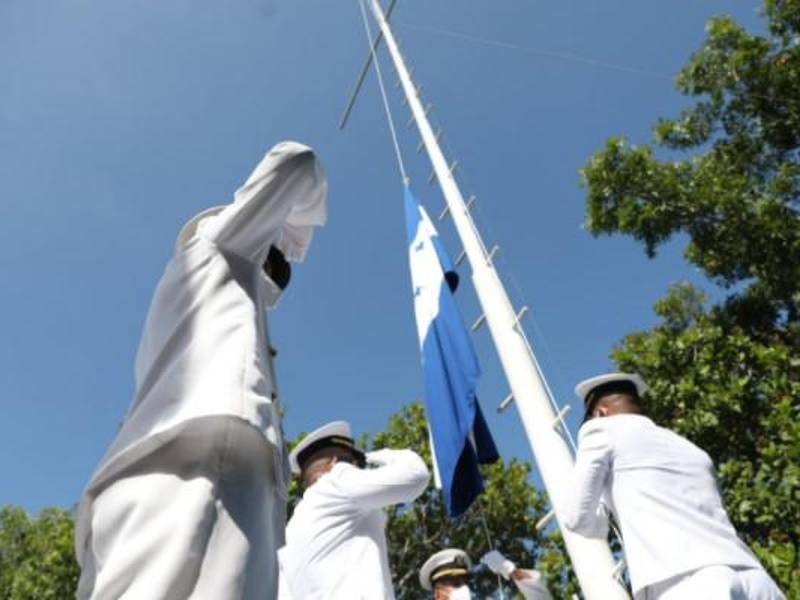 En la ceremonia fue izada a media asta la bandera nacional de Honduras.