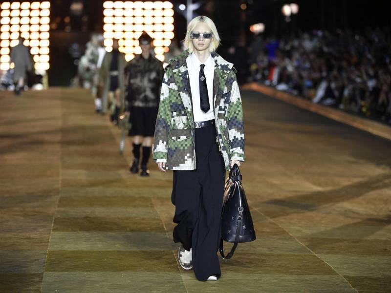 Un modelo captado durante la pasarela de la colección Louis Vuitton Menswear Spring-Summer 2024, presentado en la Semana de la moda masculina de París.