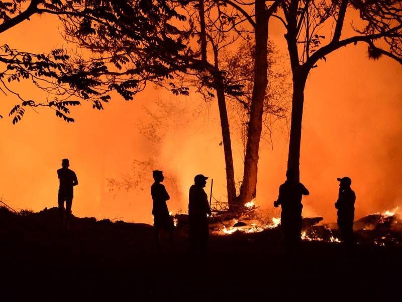 Residentes observan un incendio forestal en El Hatillo, departamento de Francisco Morazán, Honduras.