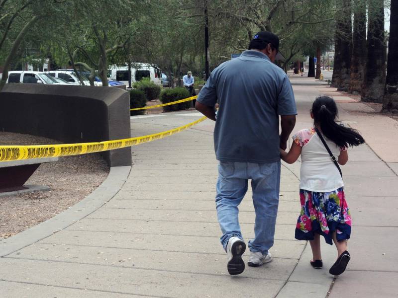Un hombre mientras camina junto a su hija tras salir de una cita en la Oficina de Control de Inmigración y Aduanas (ICE). EFE/Beatriz Limón