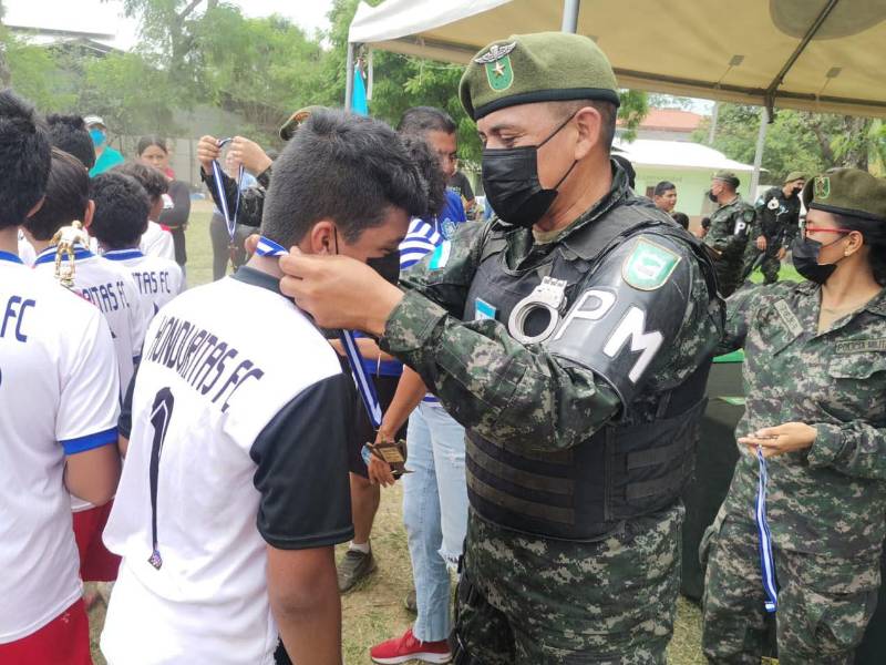El Noveno Batallón de la Policía Militar Del Orden Público durante la premiación tras la finalización del torneo de fútbol.