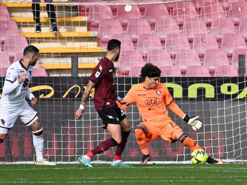 Guillermo Memo Ochoa se lució bajo los tres palos en el arco del Salernitana.