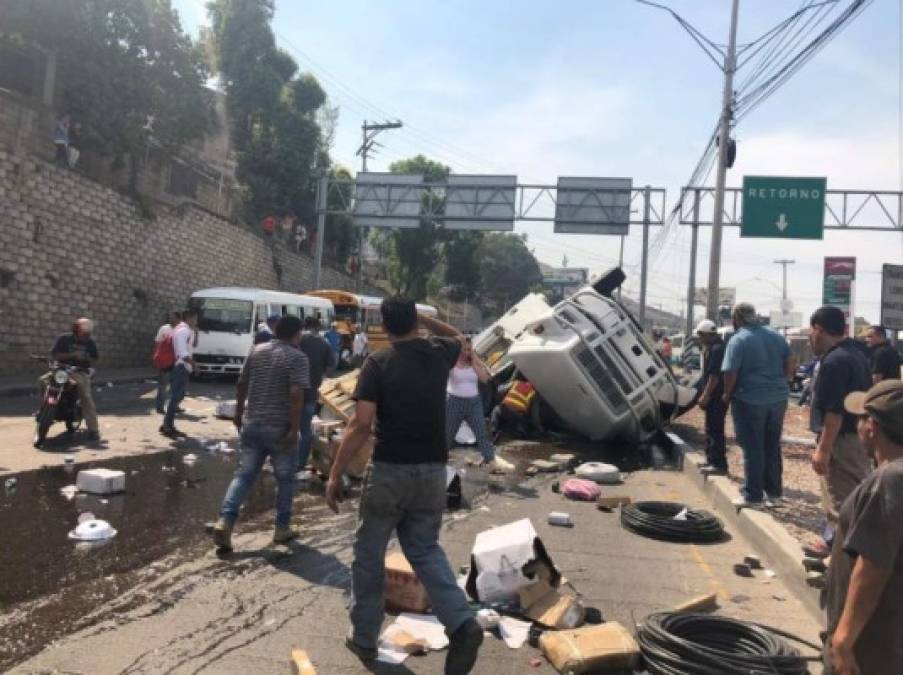 Hasta el momento se conoce que un menor que iba pasando por la zona del impacto falleció al ser embestido por uno de los vehículos involucrados. En la escena del accidente se muestra a varias personas que serían familiares del fallecido rodeando el cadáver.