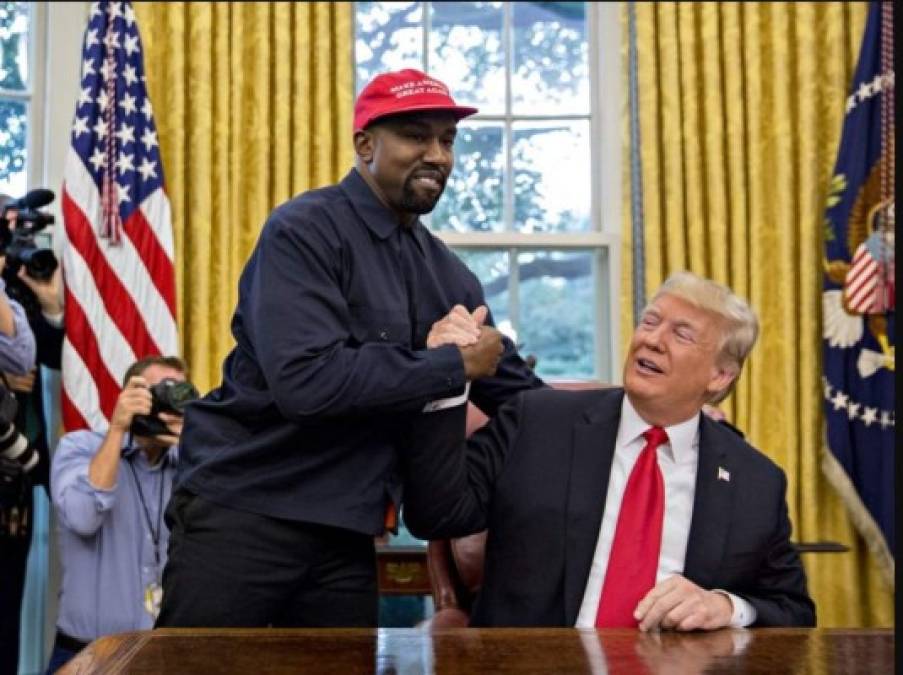 Por otro lado los creyentes afrodescendientes tildan a Kanye de hipócrita y oportunista, especialmente dado su apoyo a Donald Trump y su comentario alucinante de que la esclavitud 'fue una elección' para los afroamericanos.<br/>