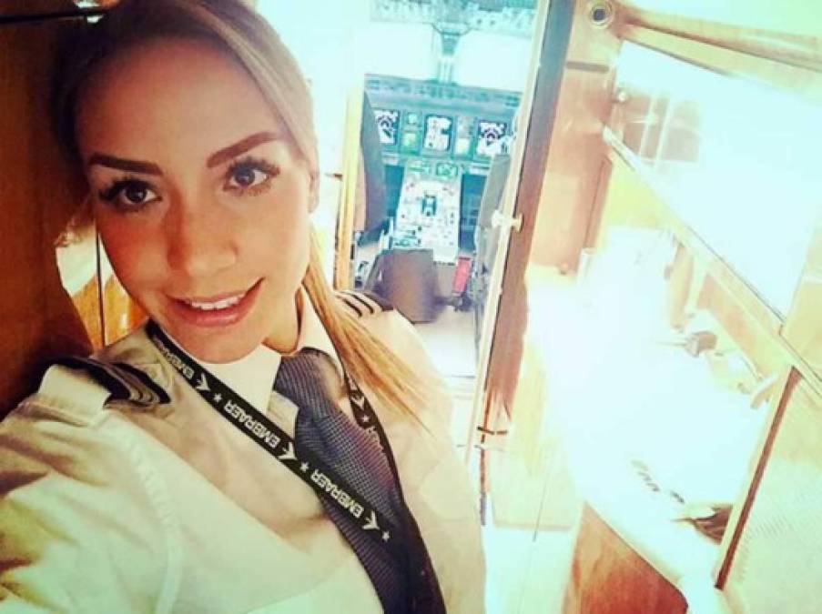 A la mexicana le encanta volar, eso lo refleja en las fotos que comparte en su cuenta de Instagram en donde posa muy feliz, ya sea en la cabina de un avión o fuera de el.