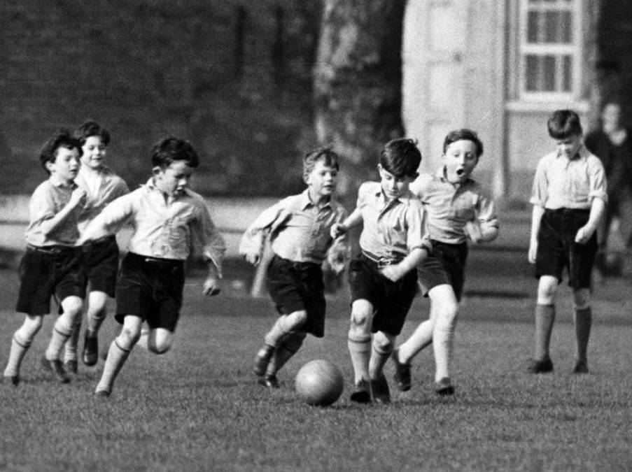 Educado en casa hasta la edad de 8 años, Carlos se convirtió en el primer heredero natural en asistir a una escuela. Aquí las cámaras lo capturaron jugando fútbol, en 1957.