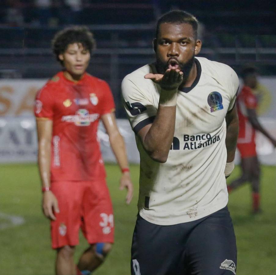Así celebró Jorge Benguché, lanzando un besito, tras marcar ante Real Sociedad.