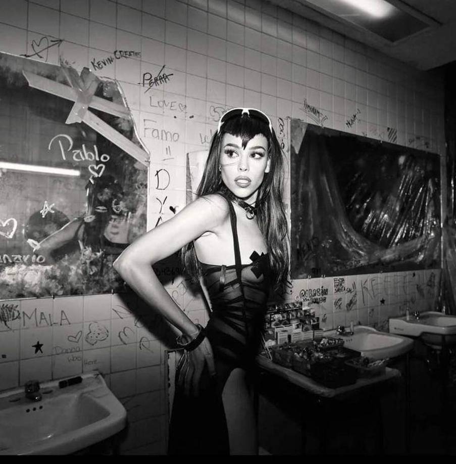 Esta aparente discusión musical sobre como entonar el Himno, ha generado preocupación en la cantante, ya que es posible una sanción légale. 