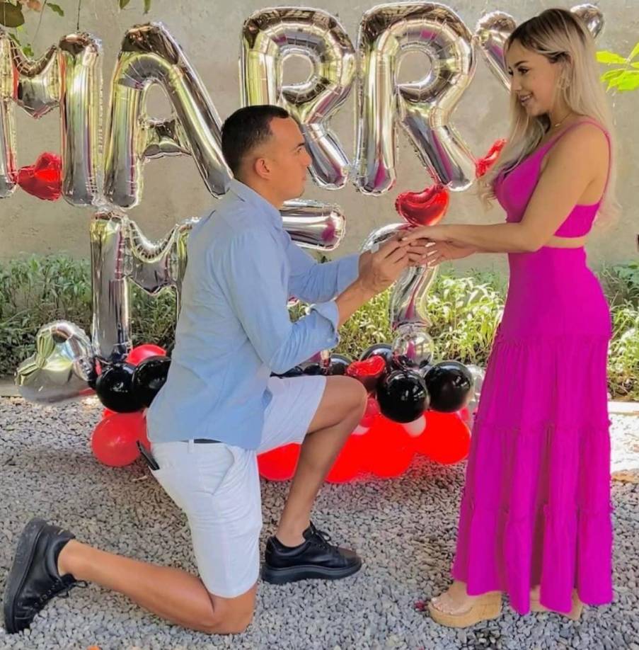 Devron García y Dora Martínez se estarán casando en las próximas semanas. El centrocampista le pidió matrimonio en un restaurante de San Pedro Sula y ella aceptó.