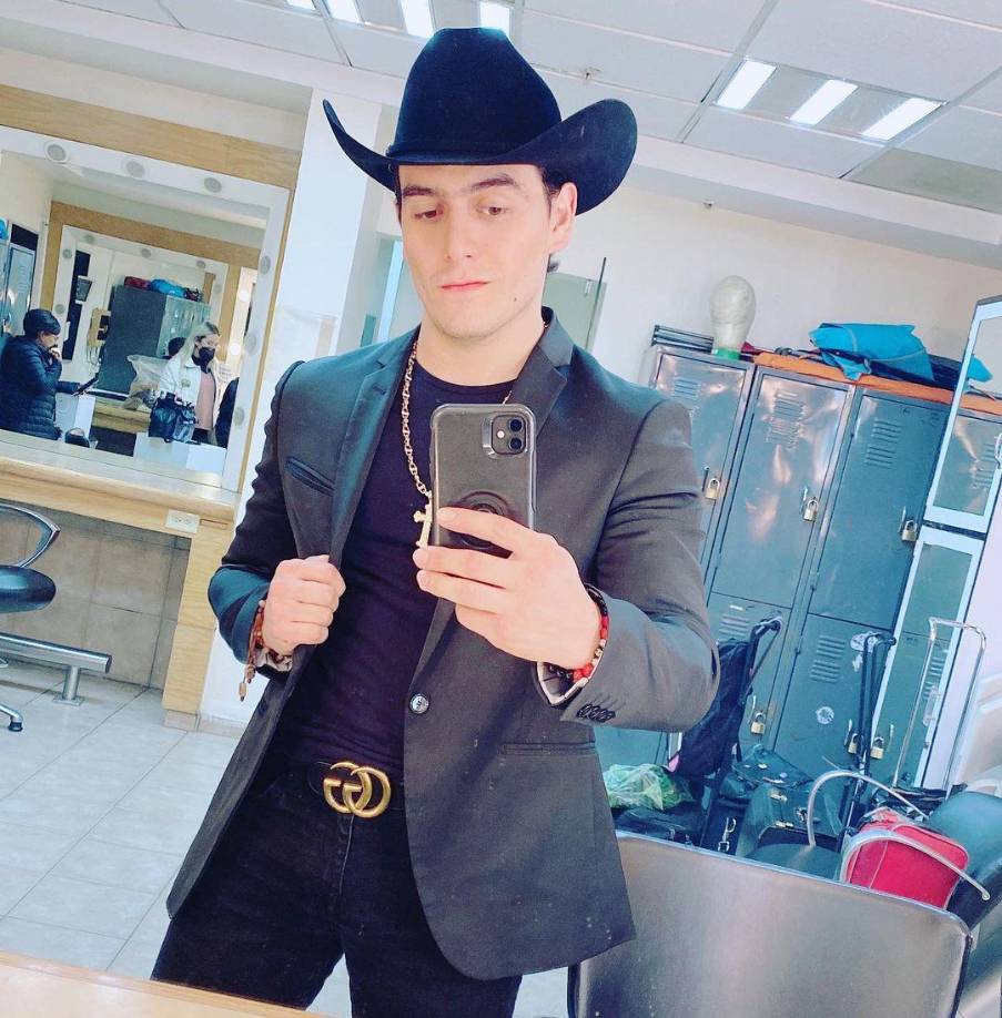 Julián Figueroa quiso seguir los pasos de sus dos padres famosos, ya que se dedicó a ser cantante de música regional mexicana, aunque también debutó en la actuación, pues participó en la telenovela <b>“Los caminos del amor”.</b>