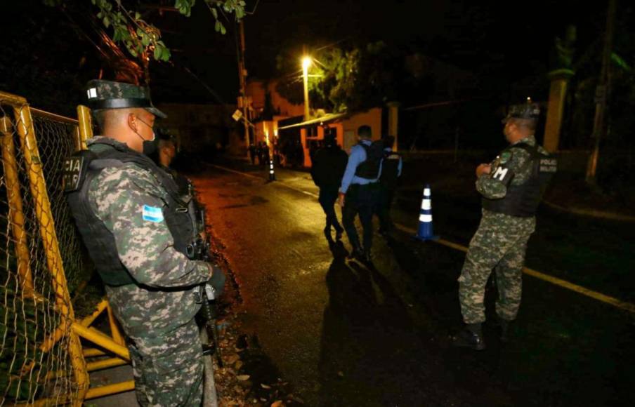 Un contingente militar se presta a impedir el paso a la ciudadanía, solo ingresan personal de seguridad.