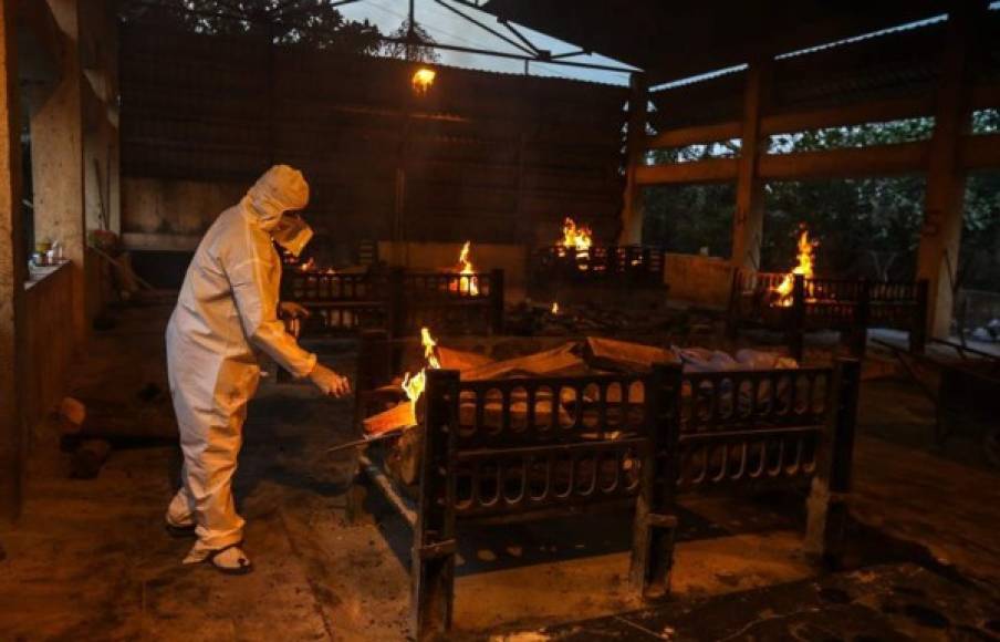 En el estado occidental de Gujarat, muchos crematorios funcionan las 24 horas. En Ahmedabad la chimenea de uno se derrumbó luego de estar dos semanas operando 20 horas diarias y en Surat se derritió parcialmente la estructura de hierro de otro crematorio por el exceso de calor.
