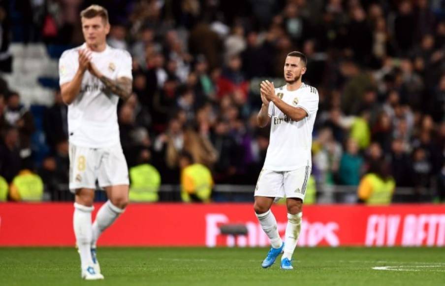 Hazard y Toni Kroos aplauden el apoyo de los aficionados del Real Madrid.