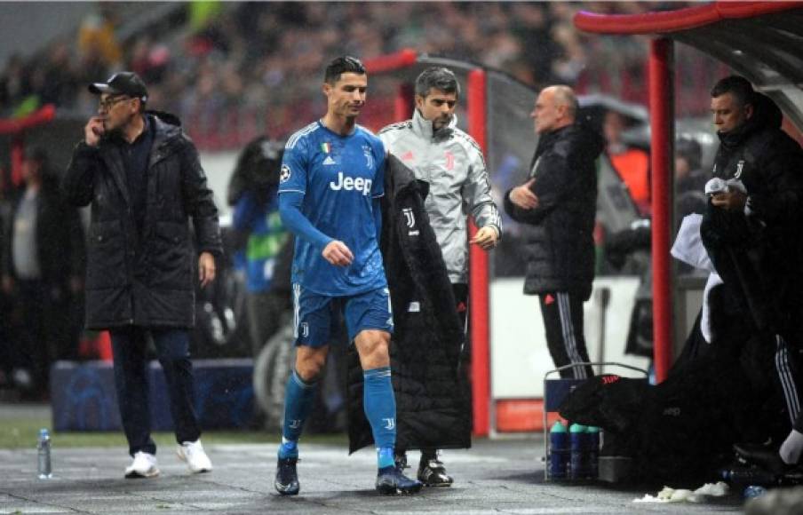 Maurizio Sarri explicó al final del partido el motivo por el que sustituyó a Cristiano Ronaldo. 'Él estaba enojado porque no estaba muy bien (físicamente). Durante algunos días ha sentido una pequeña molestia en la rodilla. Preferí quitarlo para evitar riesgos', comentó el entrenador.