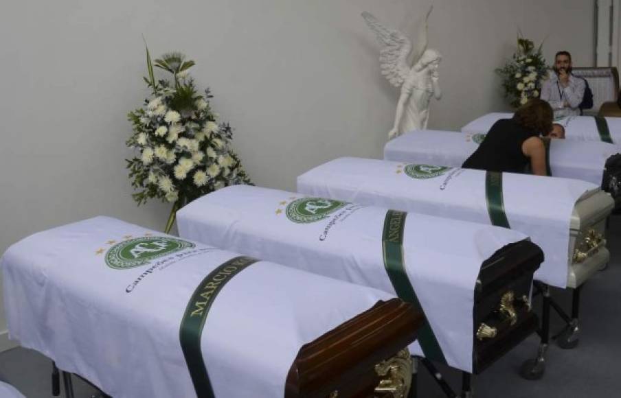 El Instituto de Medicina Legal (IML) de Colombia concluyó el jueves la identificación de los 71 fallecidos en el accidente del avión que transportaba a la plantilla del club brasileño Chapecoense y concluyó que las muertes fueron causadas por 'politraumatismos óseos y viscerales'.