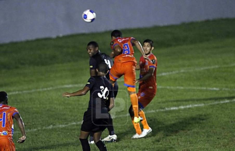 Víctor Moncada al momento de marcar el segundo gol de la UPN ante Honduras Progreso con este cabezazo.
