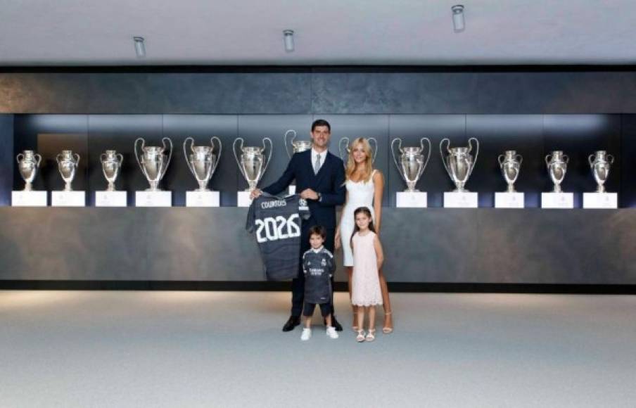 Courtois renovó contrato con el Real Madrid hasta junio de 2026 y es el primer acto en el que aparece con su novia Mishel Gerzig.