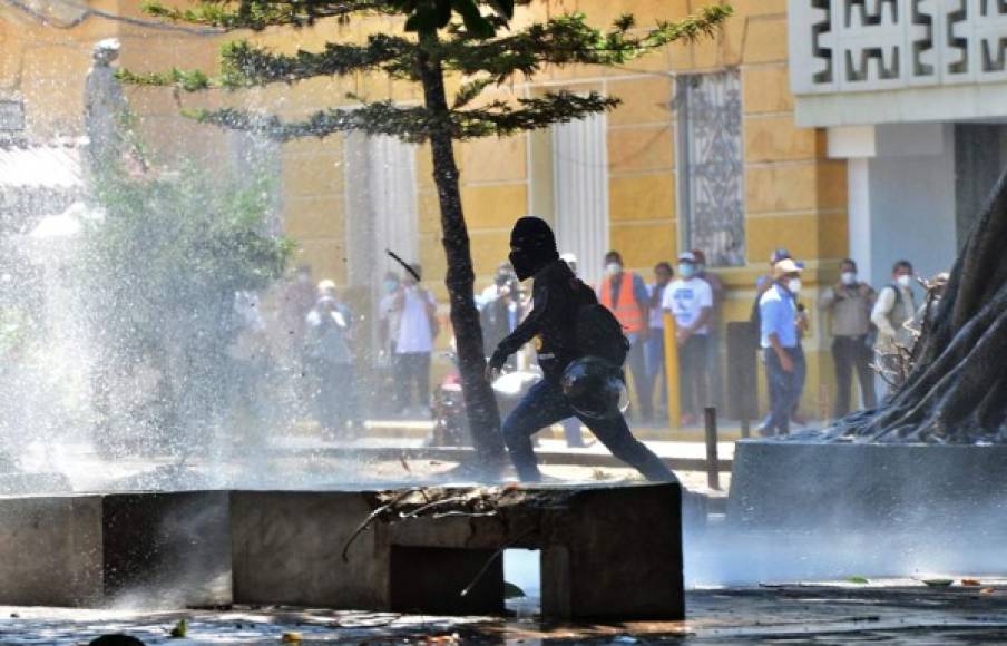 La manifestación de los opositores al gobierno fue pacífica, pero fueron reprimidos por antimotines con bombas lacrimógenas.