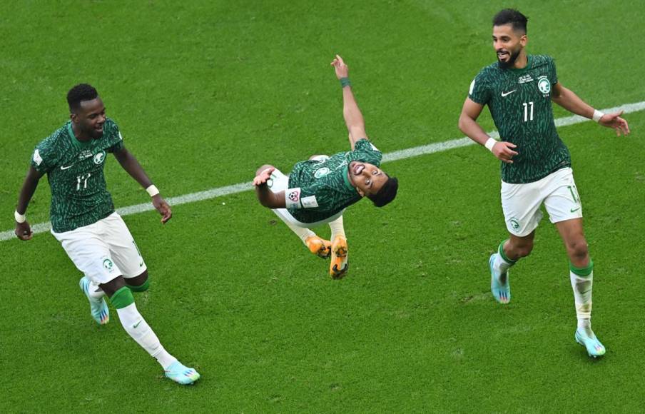Festejo acrobático de Salem Al-Dawsari tras marcar su golazo contra Argentina.